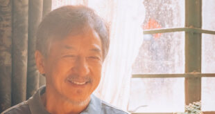 Premier aperçu de WHISPERS OF GRATITUDE : Jackie Chan en vieil homme atteint d’Alzheimer